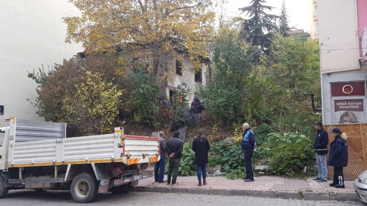 Çöp Evden 10 Kamyon Dolusu Çöp Çıktı