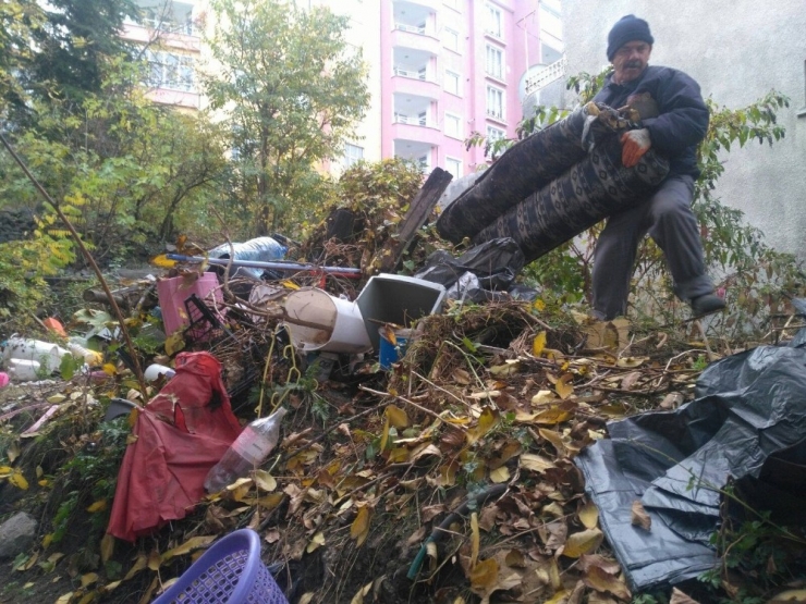 Çöp Evden 10 Kamyon Dolusu Çöp Çıktı