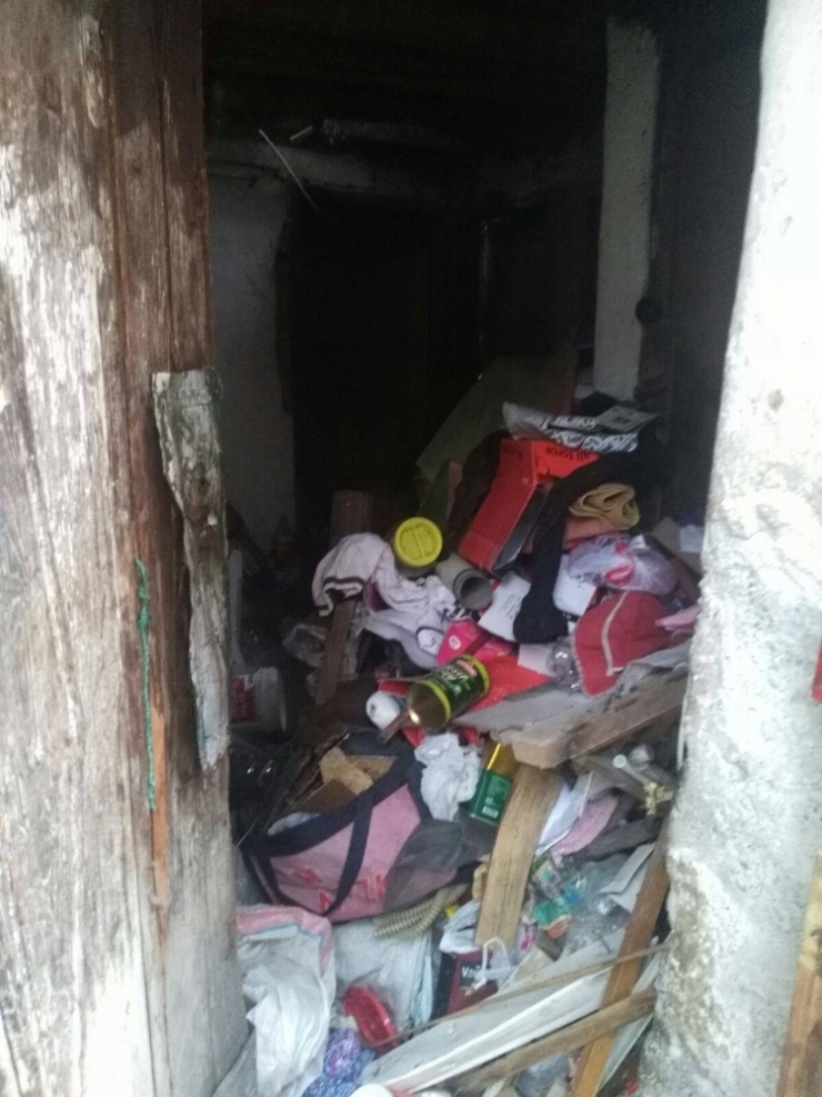 Çöp Evden 10 Kamyon Dolusu Çöp Çıktı