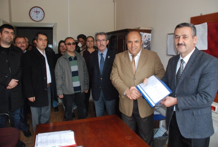 Gürol Yer Ve Ekibi Mazbatalarını Aldı