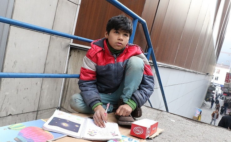 Sokakta Hem Ders Çalışıyor Hem De Ailesi İçin Mendil Satıyor