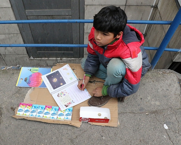 Sokakta Hem Ders Çalışıyor Hem De Ailesi İçin Mendil Satıyor