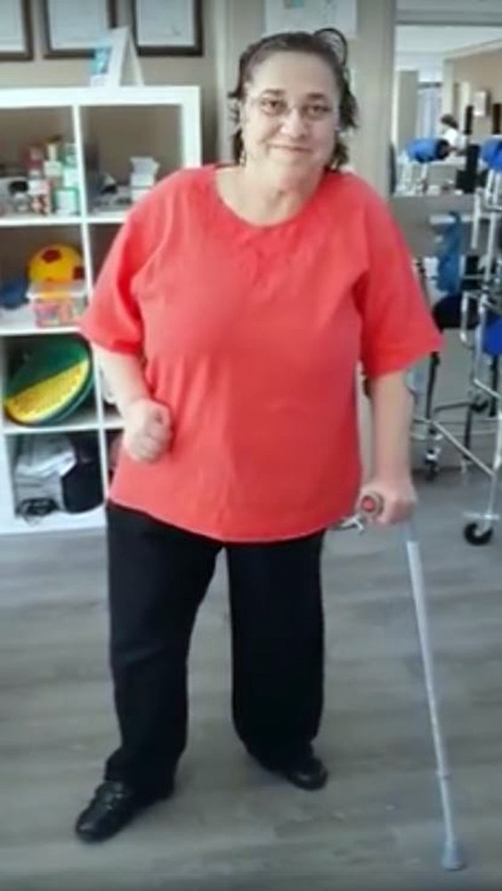 35 Yaşına Kadar 16 Ameliyat Geçiren Kadın Yürümeye Başladı