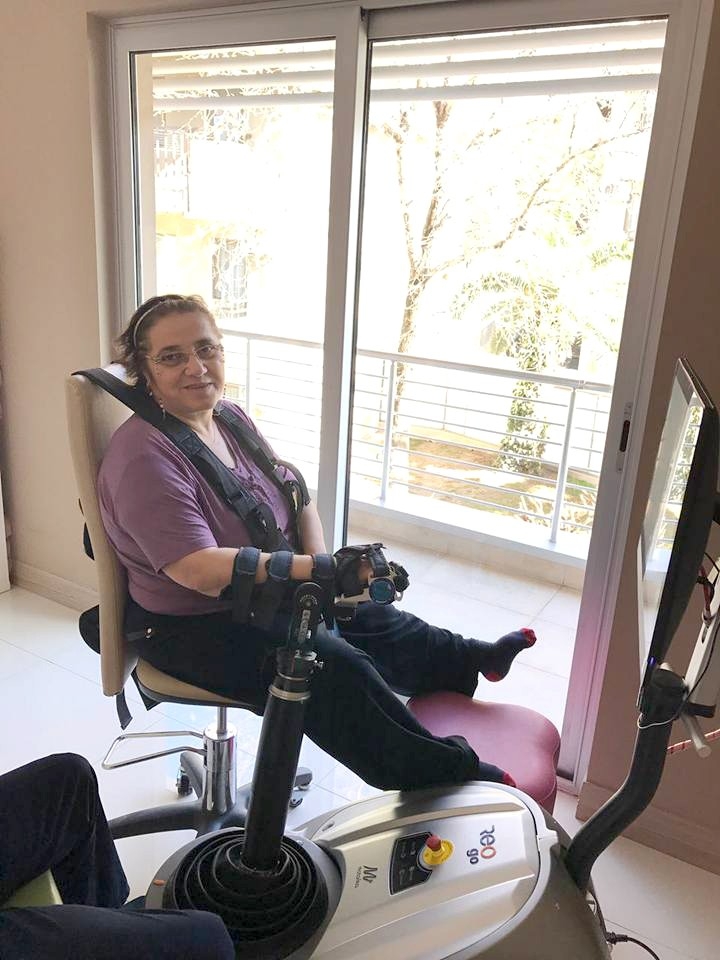 35 Yaşına Kadar 16 Ameliyat Geçiren Kadın Yürümeye Başladı