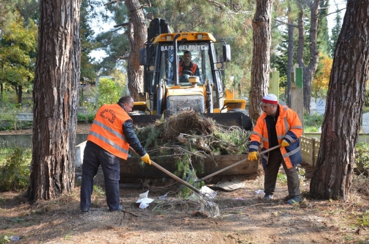 Bafra’da Mezarlıklara Bakım Ve Temizlik