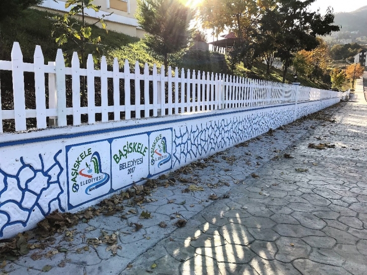 Başiskele’de Dekoratif Duvarlar Çitlerle Güzelleşiyor