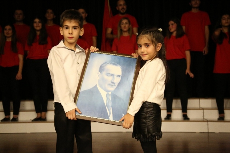 Erdemli’de Atatürk Sevgisi Sahnelendi