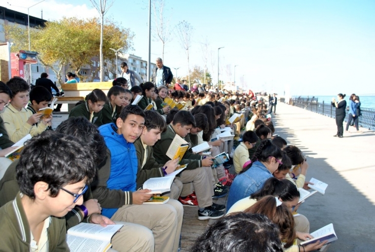 Mudanyalı Çocuklar Sahilde Kitap Okudu