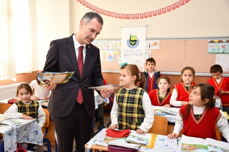 İnegöl Belediyesi Öğrencilere Kitap Dağıttı