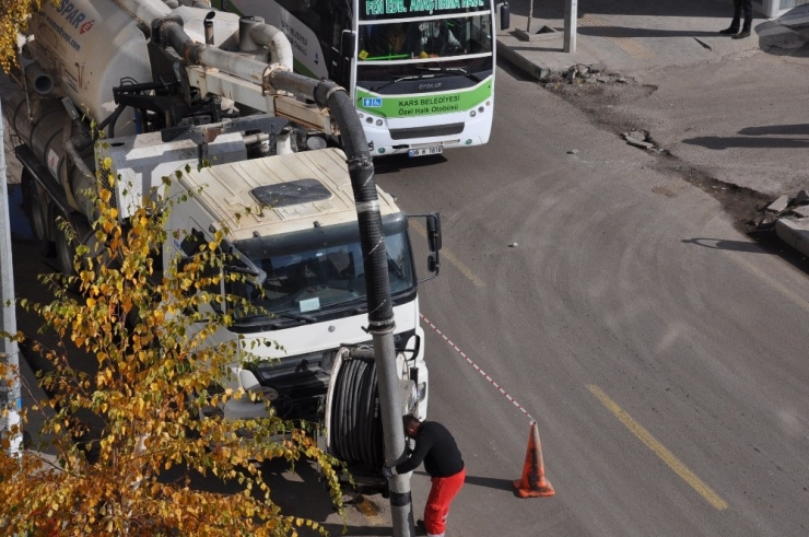 Kars’ta Yağmur Suyu Kanalizasyon Şebekesi Temizleniyor