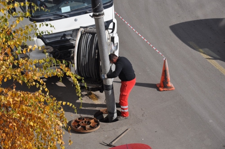 Kars’ta Yağmur Suyu Kanalizasyon Şebekesi Temizleniyor