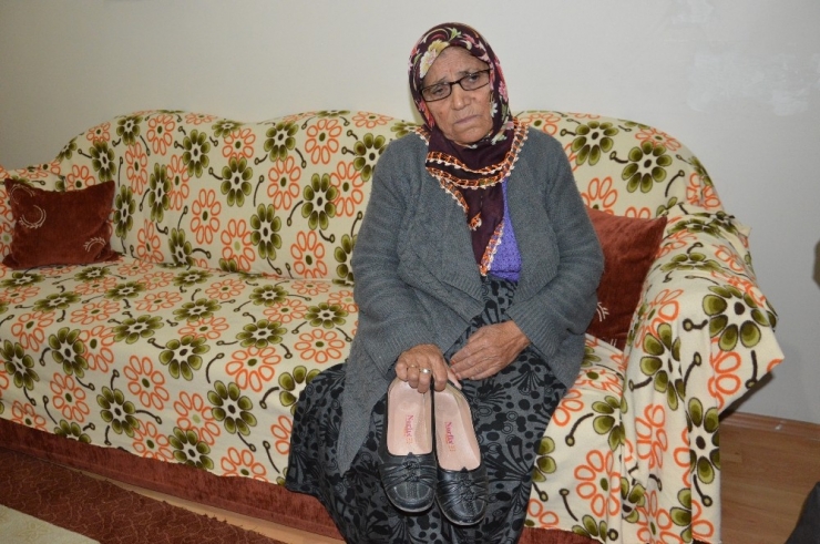 Vali Yardımcısının Makamına Ayakkabılarını Çıkararak Girdi