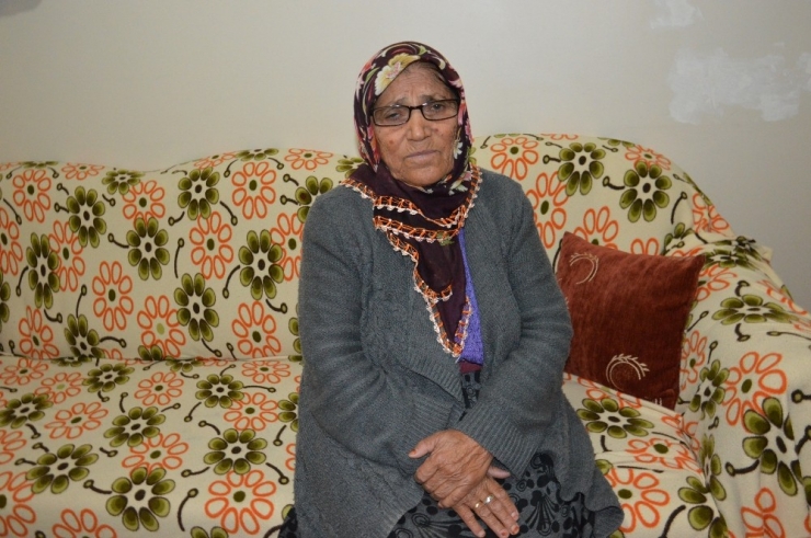 Vali Yardımcısının Makamına Ayakkabılarını Çıkararak Girdi