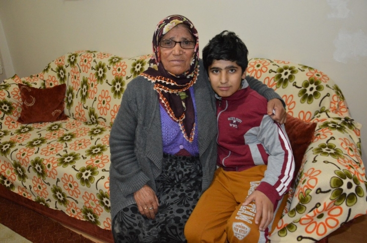 Vali Yardımcısının Makamına Ayakkabılarını Çıkararak Girdi