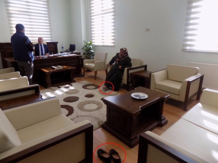 Vali Yardımcısının Makamına Ayakkabılarını Çıkararak Girdi