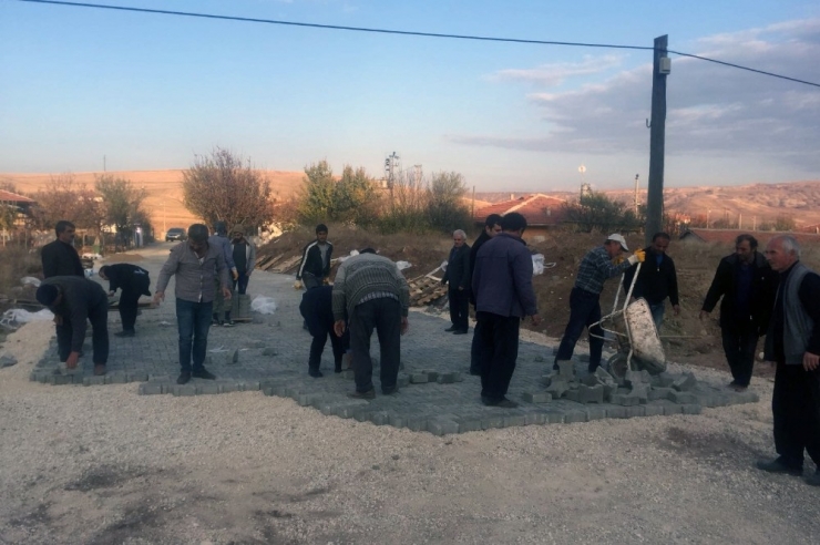 Sulakyurtlular Dört Koldan Yol Yapıyor