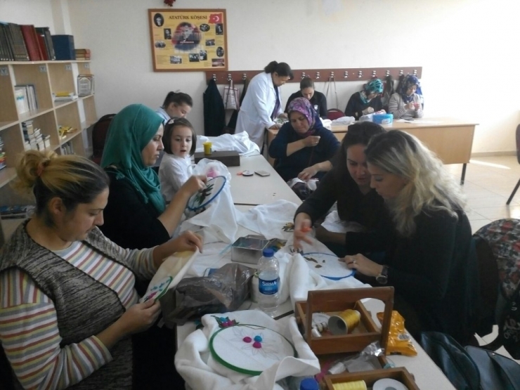 Burhaniye’de Anneler Çocuklarını Beklerken Nakış Öğreniyor