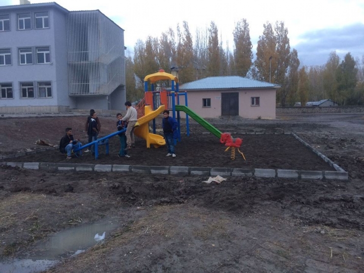 Polise Taş Atan Çocuklar Artık Parklarda Oynuyor