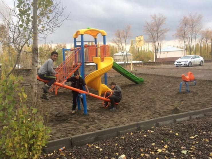 Polise Taş Atan Çocuklar Artık Parklarda Oynuyor