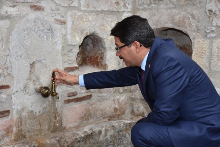 Tarihi Çeşme 25 Yıl Sonra Yeniden Akmaya Başladı