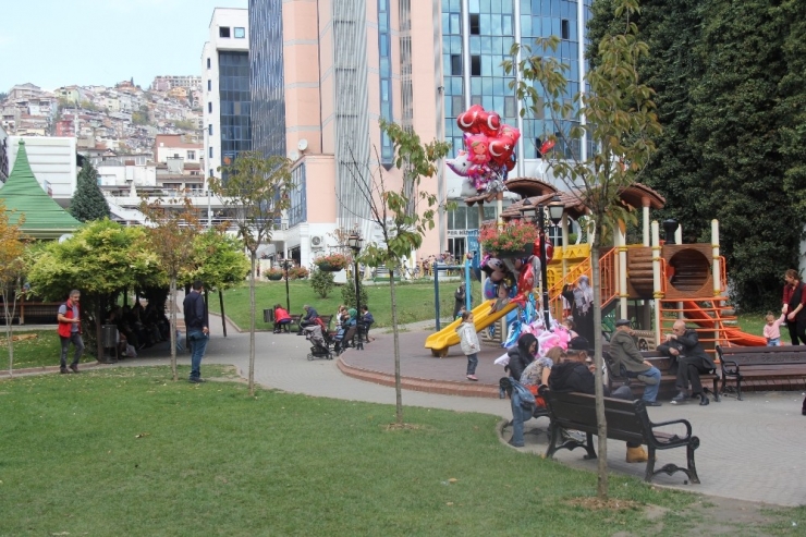 Vatandaşlar Yazı Aratmayan Sonbaharın Tadını Dışarıda Çıkarıyor