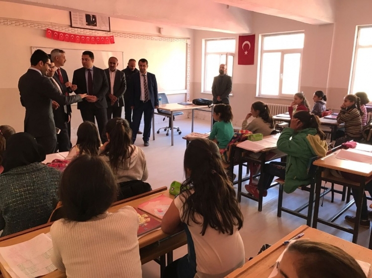 Bahçesaray Kaymakamı Özacan, Okul İnşaatlarında İnceleme Yaptı