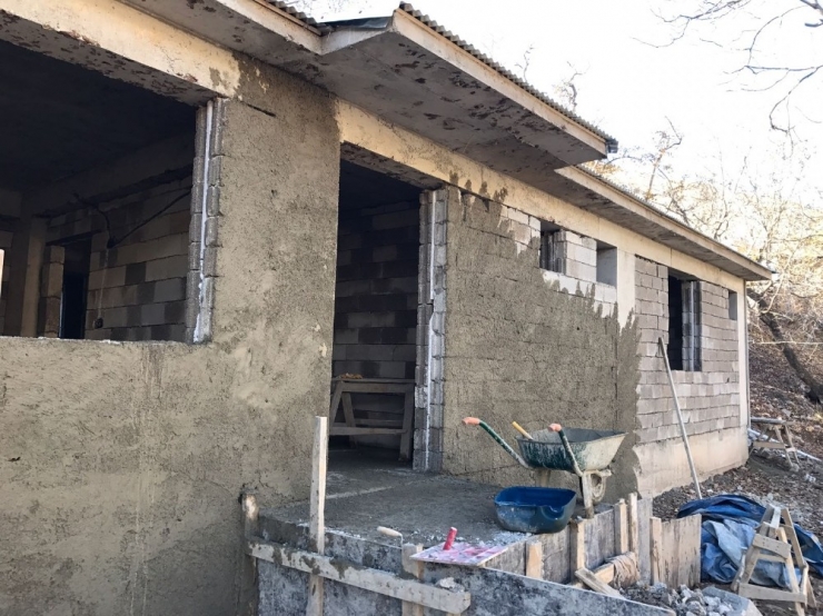 Bahçesaray Kaymakamı Özacan, Okul İnşaatlarında İnceleme Yaptı