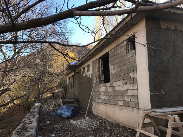 Bahçesaray Kaymakamı Özacan, Okul İnşaatlarında İnceleme Yaptı