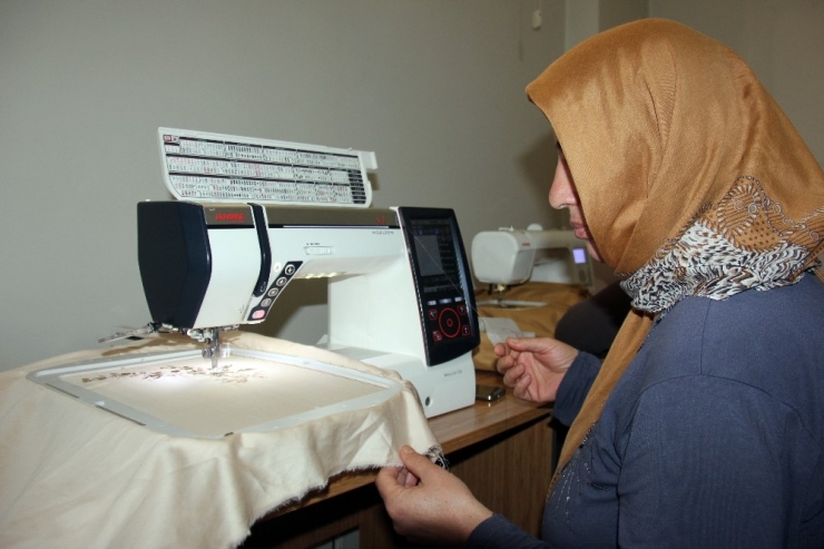 Kadınlar Hem Meslek Öğreniyor, Hem De Para Kazanıyor