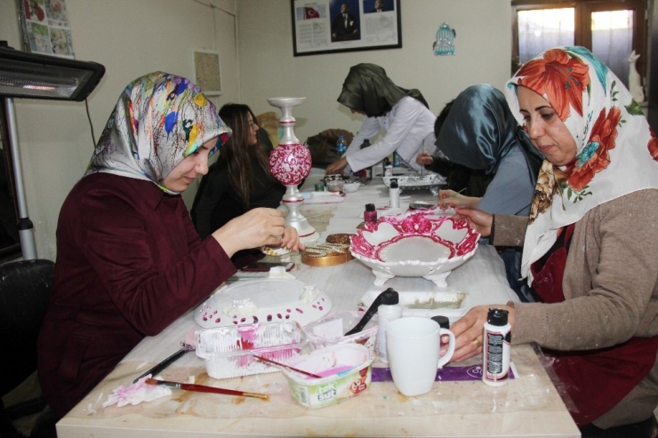 Kadınlar Hem Meslek Öğreniyor, Hem De Para Kazanıyor