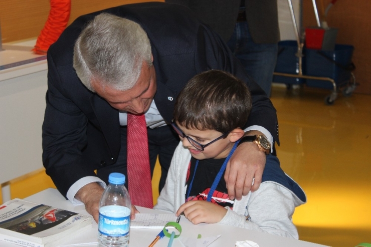 Anadolu Üniversitesi Geleceğin Vecihi Hürkuş’larını Eğitiyor