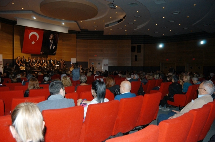 Atatürk Sevdiği Şarkılarla Anıldı