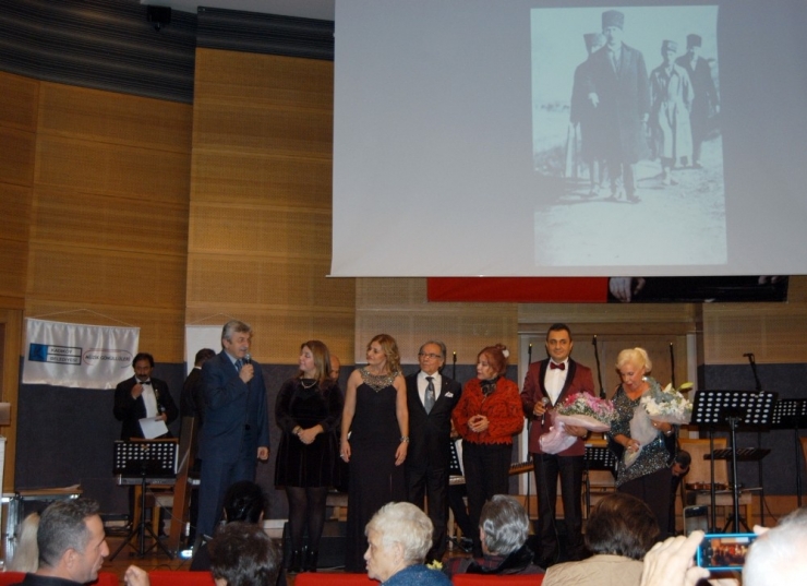 Atatürk Sevdiği Şarkılarla Anıldı