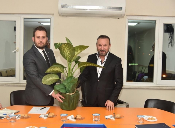 Başkan Doğan, Ak Parti İzmit Gençlik Kolları’nı Ziyaret Etti