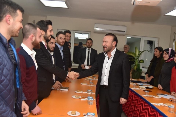 Başkan Doğan, Ak Parti İzmit Gençlik Kolları’nı Ziyaret Etti