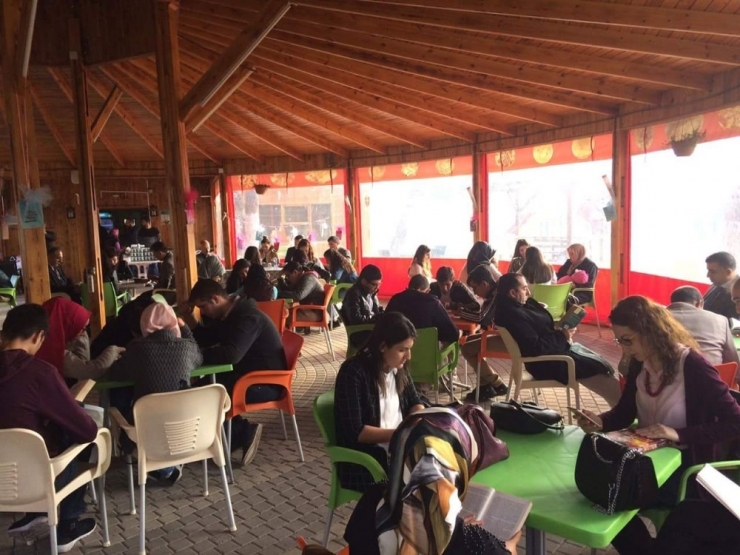 Kepsut Belediye’sinden Liseye Kitap Desteği