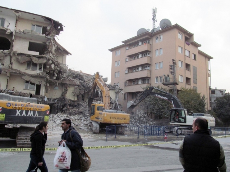 Tapusuz Oturdukları Evlerinden Çıkarılan Vatandaşlar Binayı Yıktırdılar