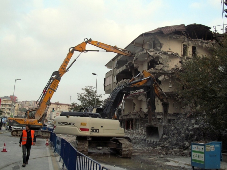 Tapusuz Oturdukları Evlerinden Çıkarılan Vatandaşlar Binayı Yıktırdılar