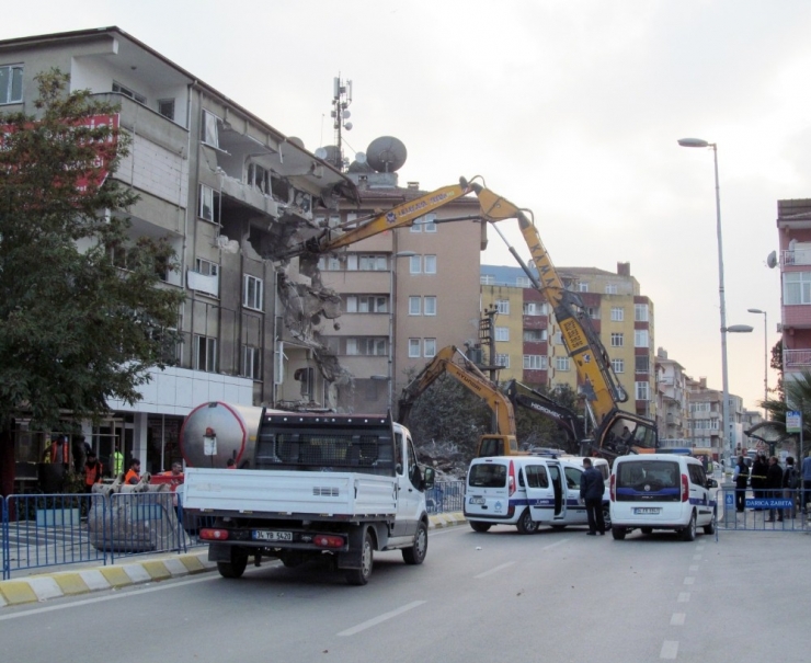 Tapusuz Oturdukları Evlerinden Çıkarılan Vatandaşlar Binayı Yıktırdılar