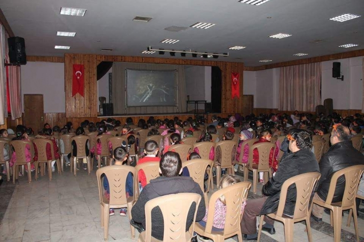 Öğrencilerin ’3d’ Sinema Keyfi
