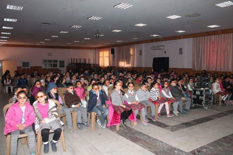 Öğrencilerin ’3d’ Sinema Keyfi