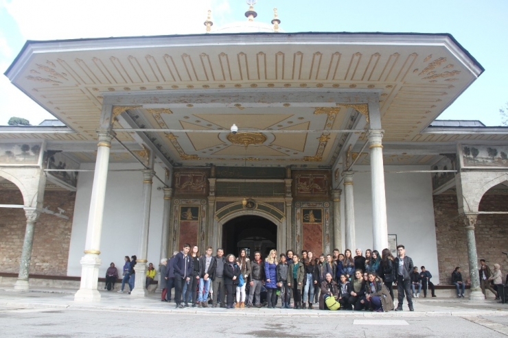 Ayvalık Güzel Sanatlar Öğrencileri, İstanbul Sanat Bienali’ni Gezdi