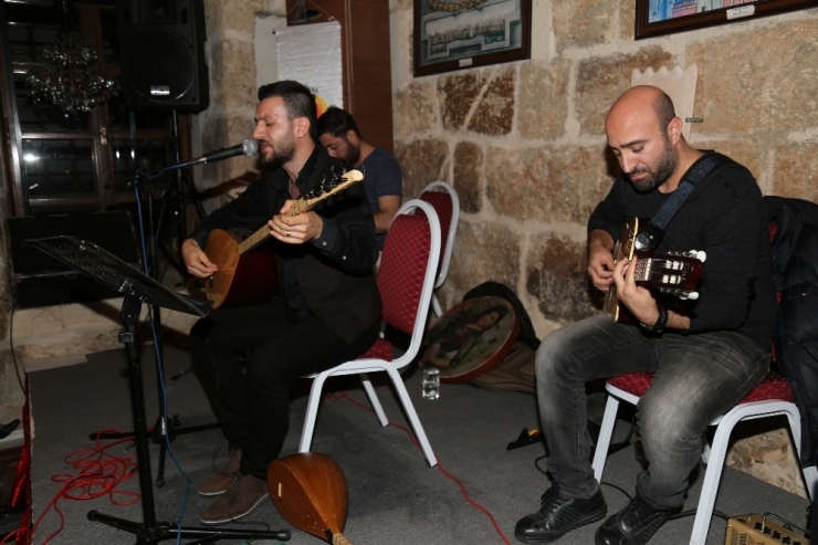 Adanalı Müzikseverler Bağlama İle Resital Gecesi Yaşadı