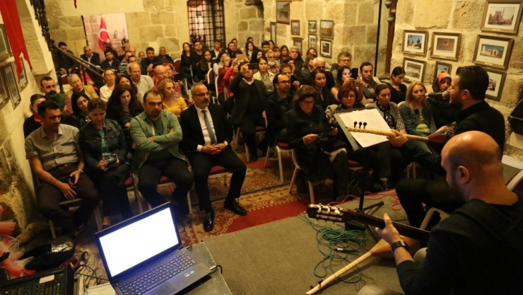 Adanalı Müzikseverler Bağlama İle Resital Gecesi Yaşadı