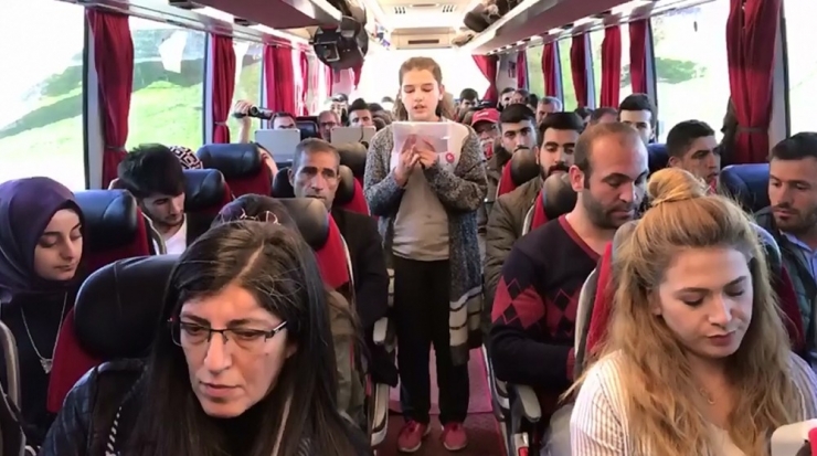 Erzincanlı Öğrencilerden Yolculara Kitap Jesti