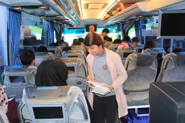 Erzincanlı Öğrencilerden Yolculara Kitap Jesti