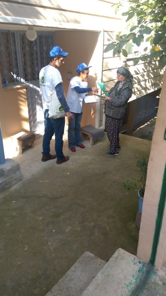 Kapı Kapı Dolaşıp Geri Dönüşümü Anlatıyorlar