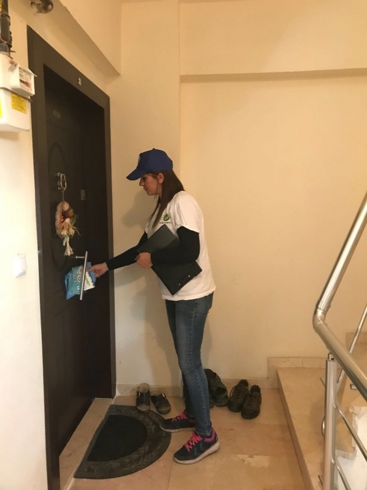 Kapı Kapı Dolaşıp Geri Dönüşümü Anlatıyorlar