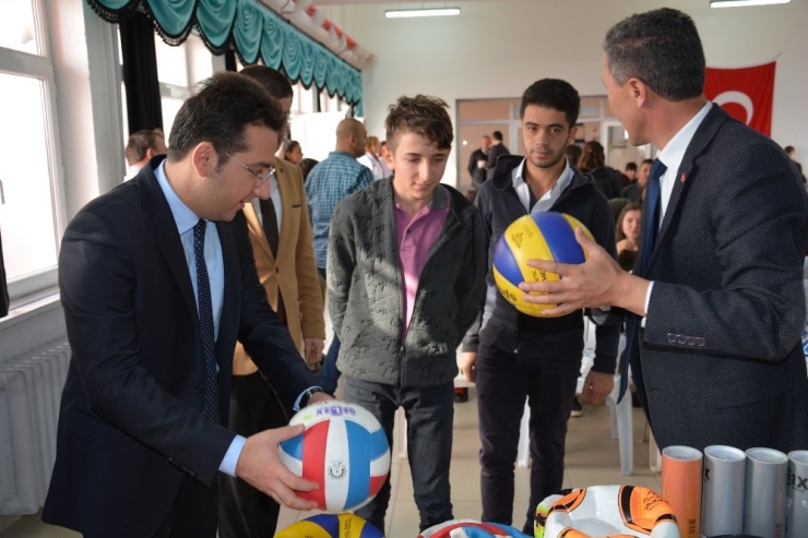 Kabadüz’de Öğrencilere Kitap Ve Spor Malzemeleri Dağıtıldı