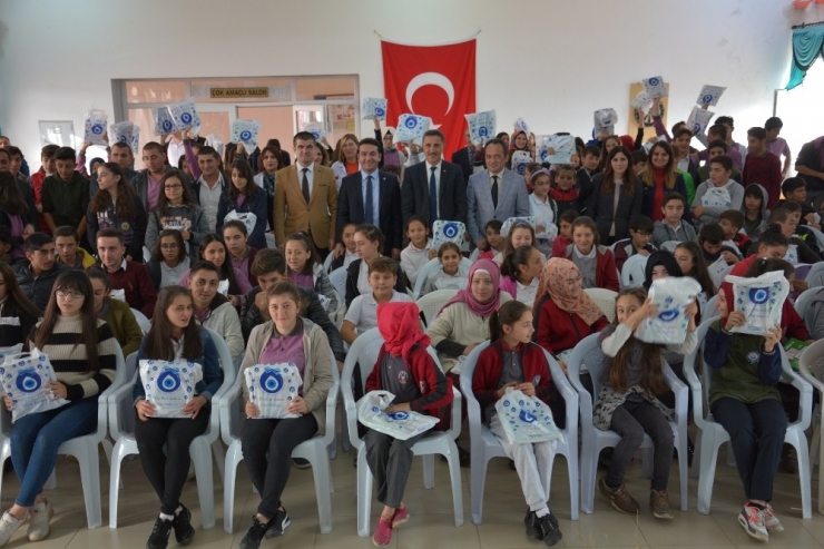 Kabadüz’de Öğrencilere Kitap Ve Spor Malzemeleri Dağıtıldı